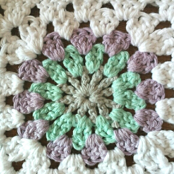 NWT Hand Crafted Womens Crochet White Floral Granny Square Cropped Halter Top S - Picture 3 of 4